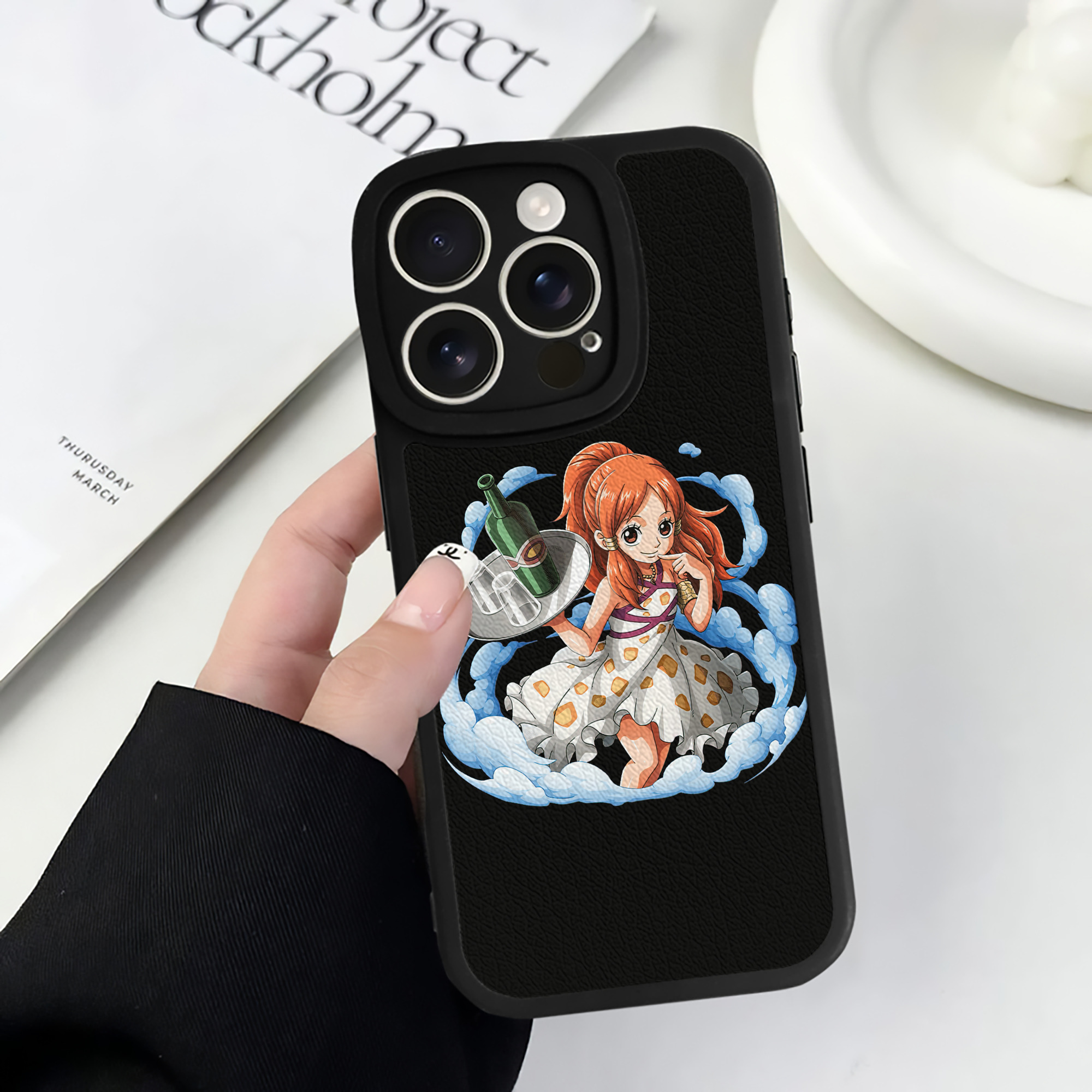 （画像用） ワンピース ナミ ONE PIECE Nami 【iPhone 16シリーズ対応】シリコンスマホケース（レザー調） 材質：シリコン